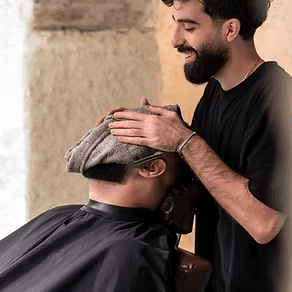 Coiffeur en action chez Bou Bou